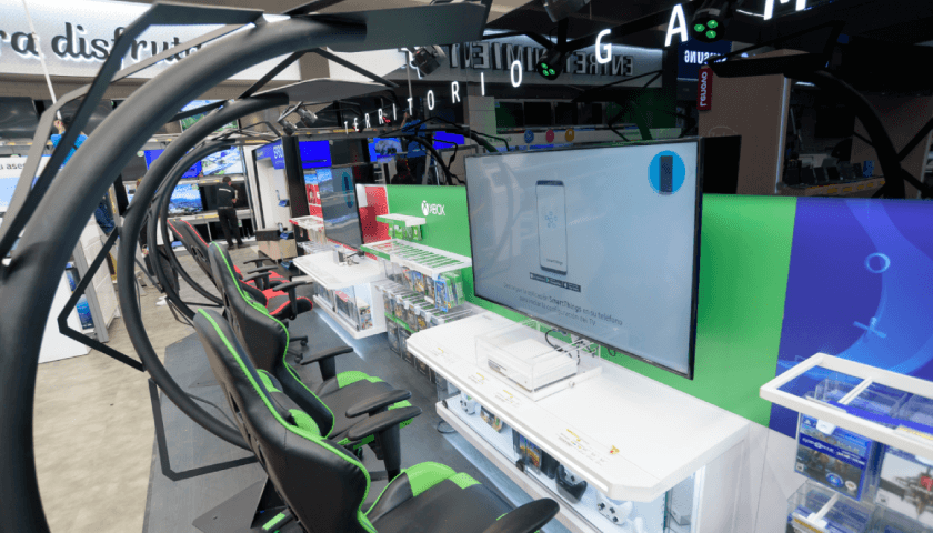 Foto de una Xbox y monitores con asientos para gamers