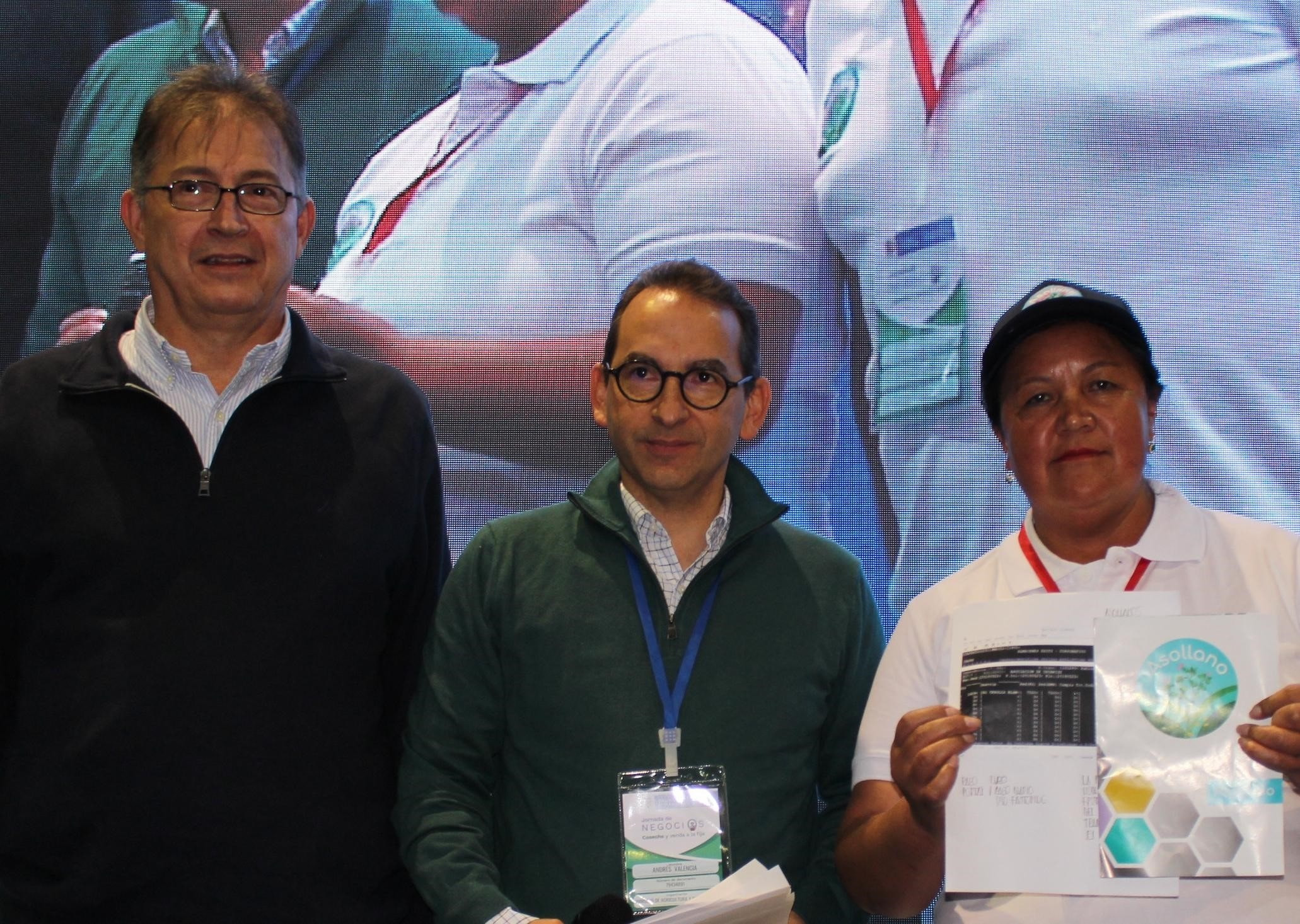 Carlos Mario Díez, presidente operativo retail Colombia de Grupo Éxito y Andrés Valencia, Ministro de Agricultura, entregan la primera orden de codificación al proveedor Asollanos por 7.500 kilos de cebolla blanca.