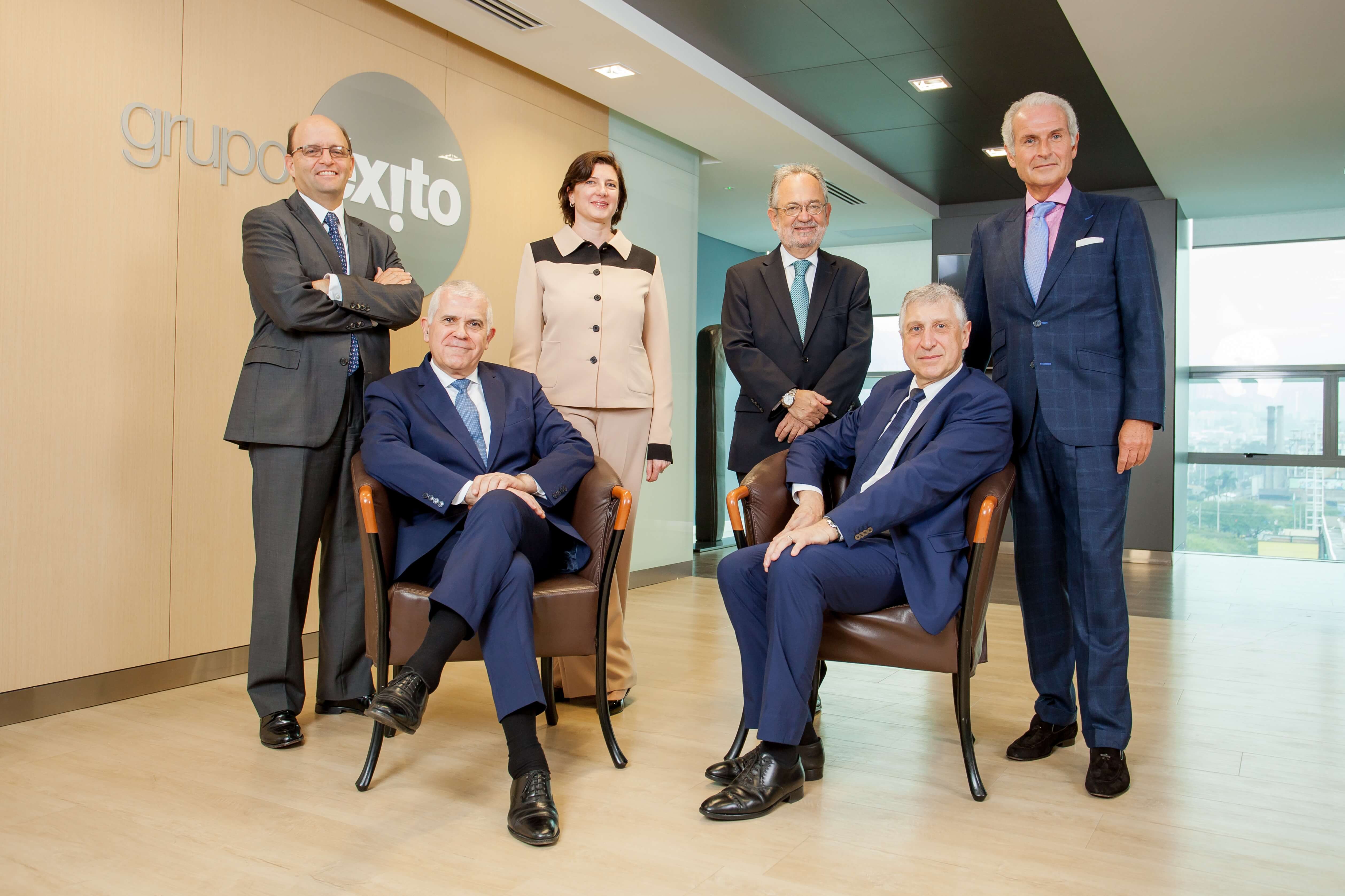 Arriba, de izquierda a derecha: Daniel Cortés McAllister, Ana María Ibáñez Londoño, Luis Fernando Alarcón Mantilla y Felipe Ayerbe Muñoz. Abajo, de izquierda a derecha: Philippe Alarcon y Bernard Petit. 