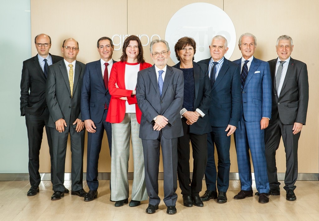 De izquierda a derecha: Hervé Daudin, Daniel Cortés, Jean Paul Mochet, Ana María Ibáñez, Luis Fernando Alarcón, Josseline de  Clausade, Philippe Alarcon, Felipe Ayerbe y Bernard Petit.
