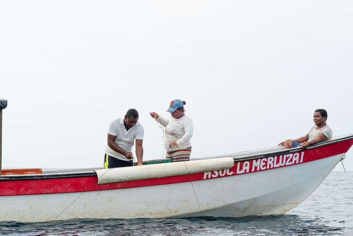 Dora Angulo es una pescadora artesanal de Bahía Solano, Chocó que gracias  a las compras y que hace Grupo Éxito ha podido dignificar su labor.