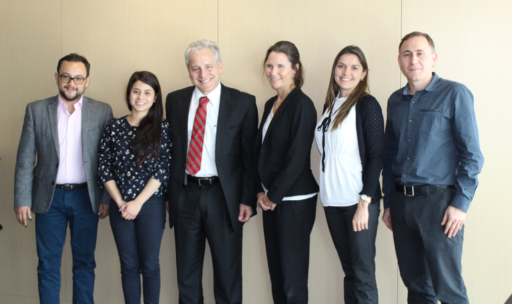 En el encuentro participaron: de izq. a der. Camilo Fonseca, fundador de ReCon; Gina Jiménez, fundadora y directora de Comproagro; Carlos Mario Giraldo; Presidente del Grupo Éxito; Annika Otterstedt, jefe de cooperación de la Embajada de Suecia en Colombia; Catalina Hoyos, Encargada Sector Privado de la Embajada de Suecia en Colombia; y Juan Diego Londoño, Director de Frescos del Grupo Éxito.