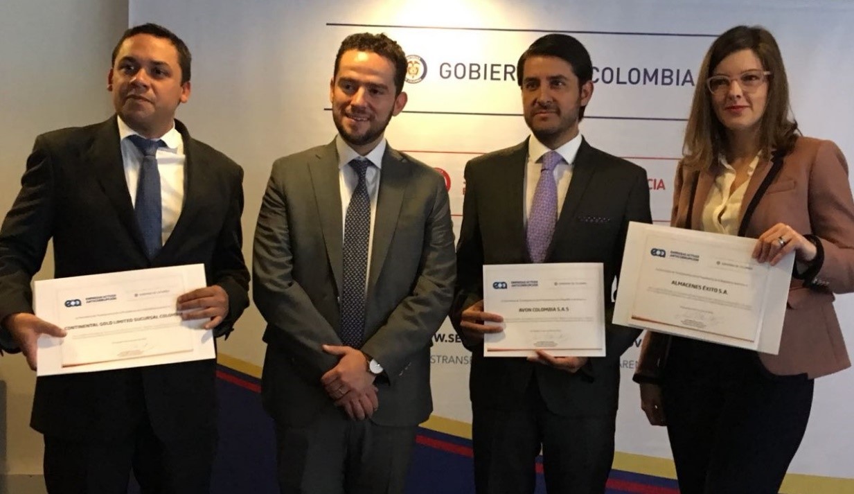 De izquierda a derecha: Enrique Gil, Continental Gold; Juan Pablo Charry, Secretario de Trasnparencia de la Presidencia de la República; Gustavo Cruz, Vicepresidente de Asuntos Corporativos de Avon; Claudia Echavarría Uribe, Gerente de Asuntos Corporativos y Secretaria General Grupo Éxito.