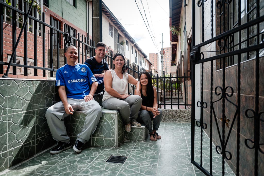 Corona contribuye a la construcción de un mejor país haciendo realidad su propósito central de mejorar vidas transformando espacios, y un programa clave es el Banco de Materiales.