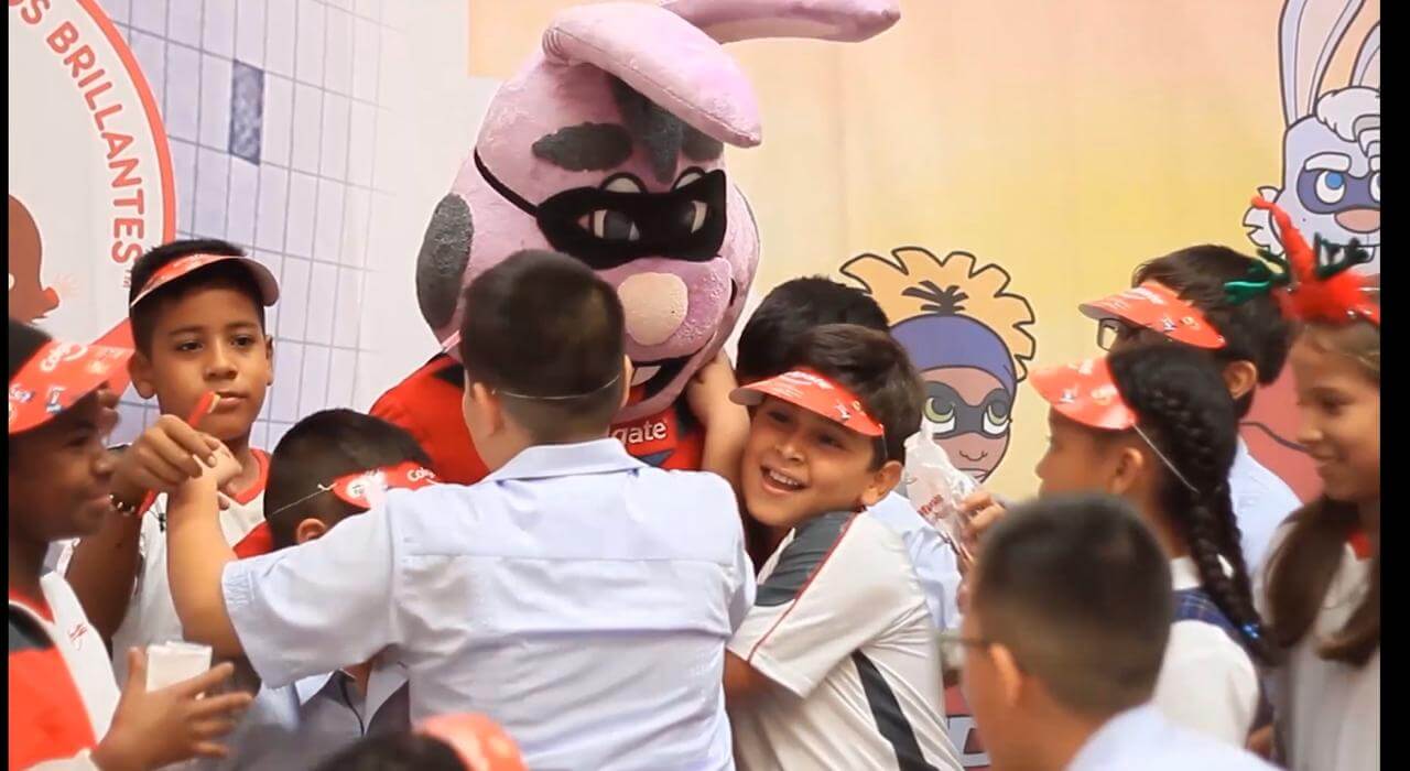 Desde hace 48 años, Colgate Palmolive viene contribuyendo a la salud y bienestar de los colombianos con su programa de responsabilidad social ‘Sonrisas Brillantes, Futuros Brillantes”, llegando durante este tiempo a 47 millones de niños.
