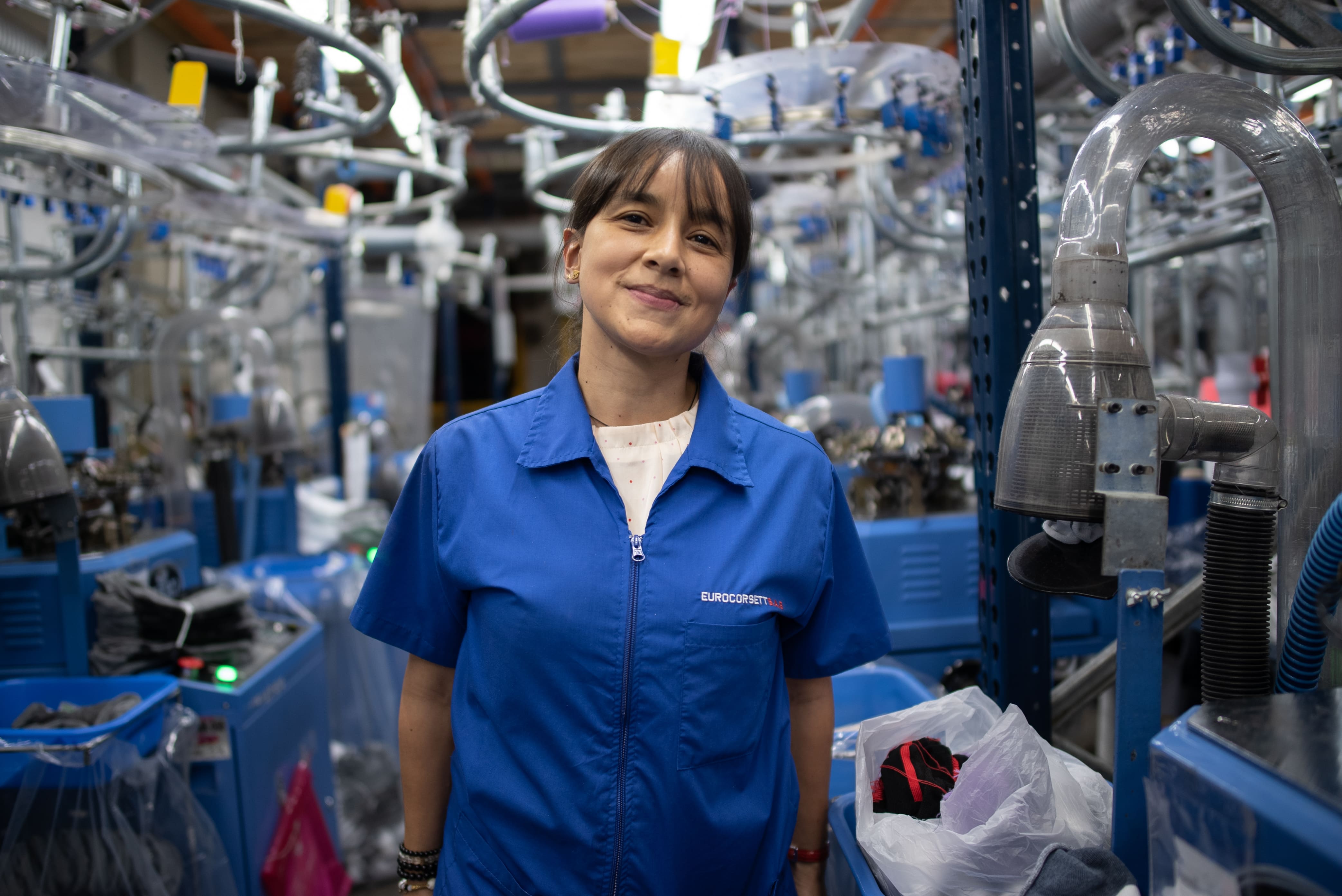 Una madre. Dos hijas. Entregarle los mejores productos a cada uno de los clientes de los almacenes Éxito. Son frases que describen un poco la historia de Angela, una madre cabeza de familia que gracias a su trabajo arduo ha podido sacar adelante a sus hijas, y ve en Eurocorsett, empresa donde labora, la mejor muestra de construcción de país. Angela y Eurocorsett dicen: #AquíConstruimosPaís