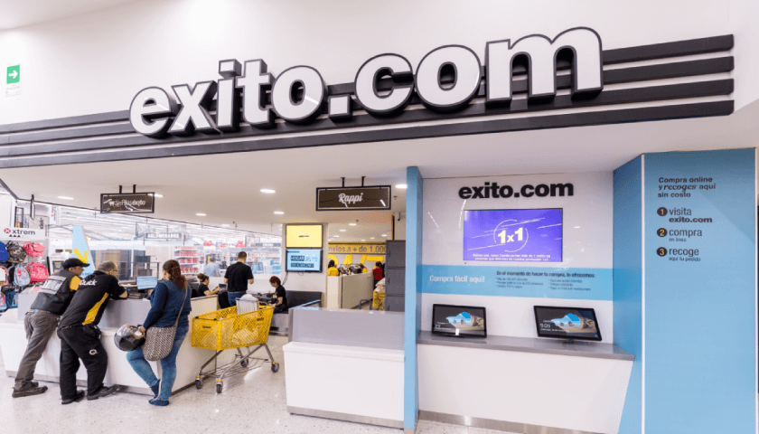 Entrada a centro comercial con el nombre Exito.com