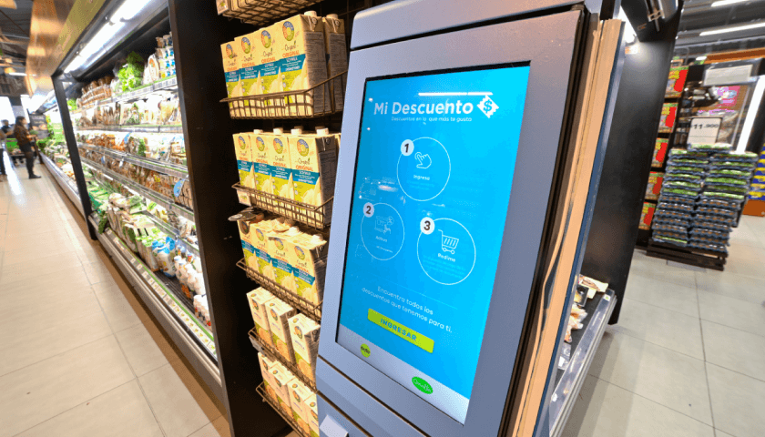 Foto de una pantalla electrónica en un supermercado