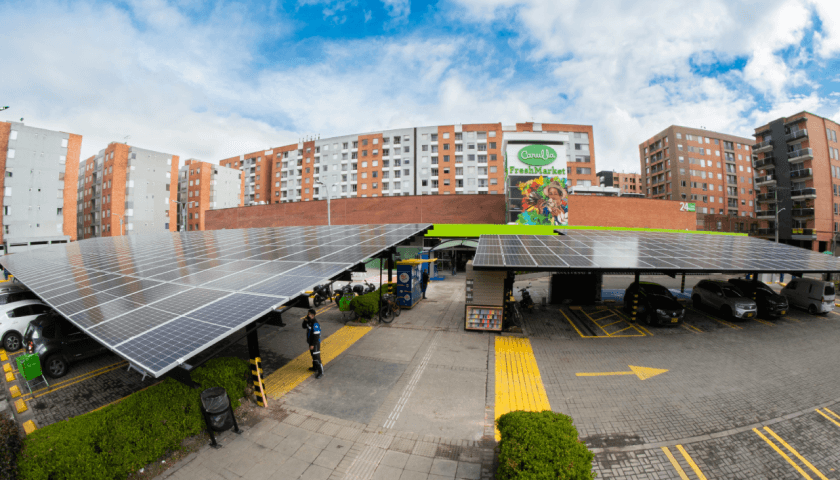 Foto de Centro Comercial Carulla con paneles solares a su alrededor