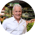 Un hombre con un mercado de frutas

El contenido generado por IA puede ser incorrecto.