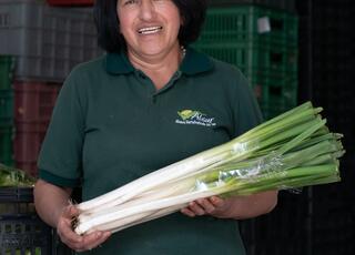 Lidia Díaz, una campesina de Pasto ¡quiere darte las gracias! Porque cuando compras frutas y verduras en los almacenes Éxito y Carulla, estás valorando la labor de campesinos como ella. Grupo Éxito cree en Colombia y compra en el país 92% de las frutas y verduras que comercializa en sus tiendas. Te invitamos a ver la historia de Lidia, una historia más que nos lleva a decir #AquíConstruimosPaís.