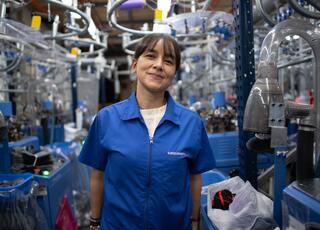 Una madre. Dos hijas. Entregarle los mejores productos a cada uno de los clientes de los almacenes Éxito. Son frases que describen un poco la historia de Angela, una madre cabeza de familia que gracias a su trabajo arduo ha podido sacar adelante a sus hijas, y ve en Eurocorsett, empresa donde labora, la mejor muestra de construcción de país. Angela y Eurocorsett dicen: #AquíConstruimosPaís