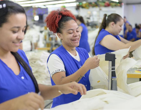 Manos que confeccionan